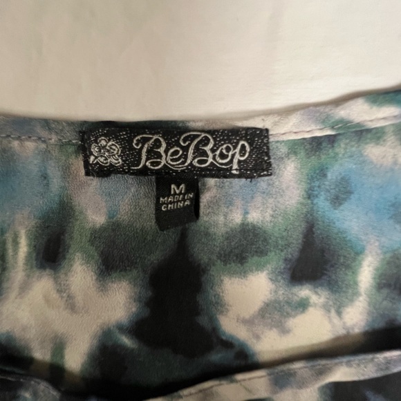 BE BOP TIE DYE SLEEVELESS JUNIOR SIZE M DRESS. SEVERAL SHADES OF BLUE - Picture 4 of 8